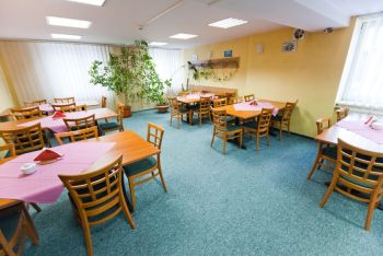 Sala restauracyjna w Hostelu Malinowski City