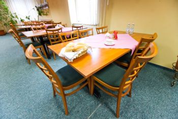 Stół w jadalni Hostelu Malinowski