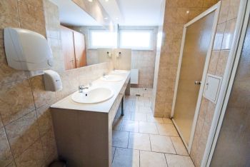 Wysoki standard łazienki w Hostelu Malinowski City